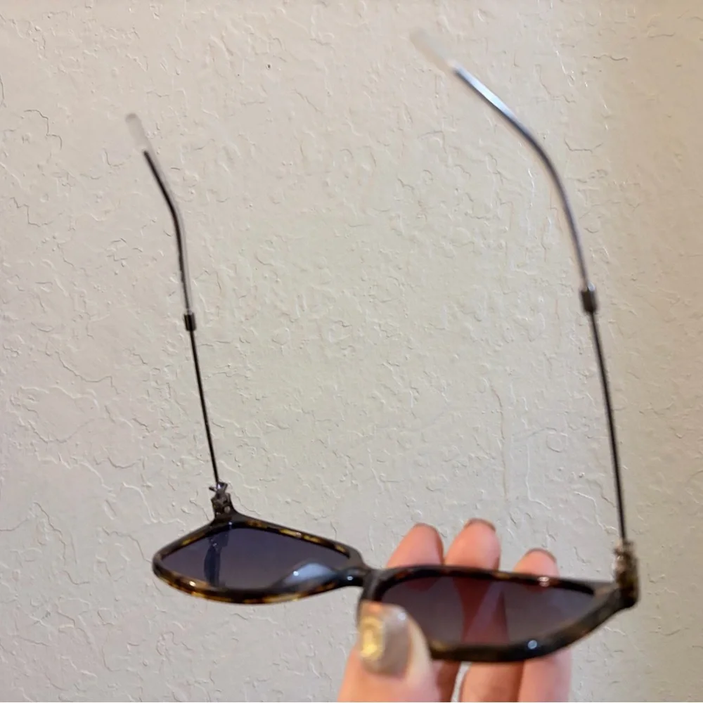 Like-new Tortoise Shell Sunglasses KENZO - Picture 3 of 3